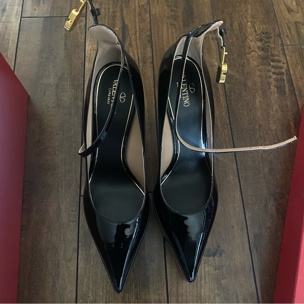 Brand new! Valentino Garavani Tan-Go ankle strap patent leather platform pumps🖤
